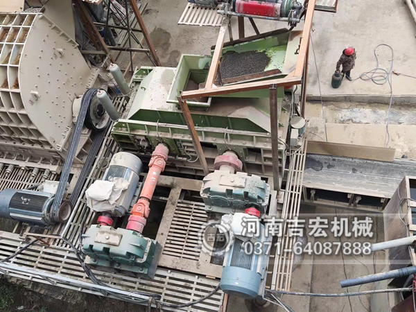 制砂設(shè)備用啥好-用吉宏液壓對輥破碎機啊！