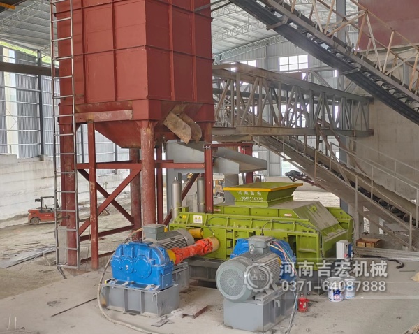 礦場主自述：“換了液壓對輥機(jī)后，我的鐵礦石制砂廠終于扭虧為盈！”